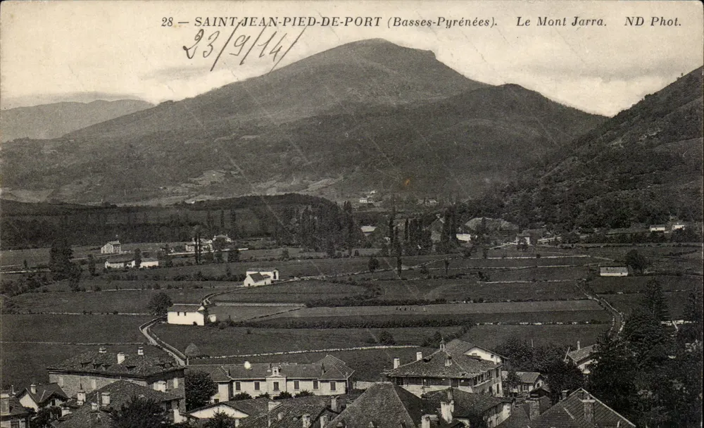 Saint-Jean-Pied-de-Port (Basses-Pyrénées) — Aussicht auf den Mont Jarra — ND Fotografie - Vorderseite
