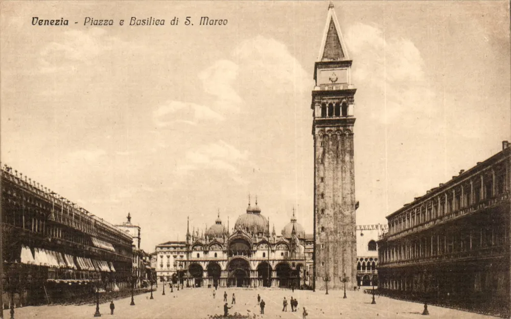 Venedig - Piazza und Basilika S. Marco — Ansicht der Piazza San Marco und der Basilika mit dem Glockenturm - Vorderseite