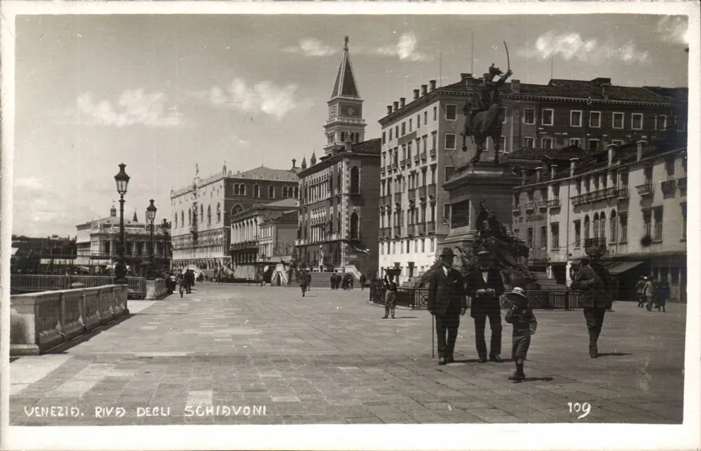 Venedig, Schiodvoni Ufer — Blick auf die Brücke und das Reiterdenkmal — Serie 109 - Vorderseite