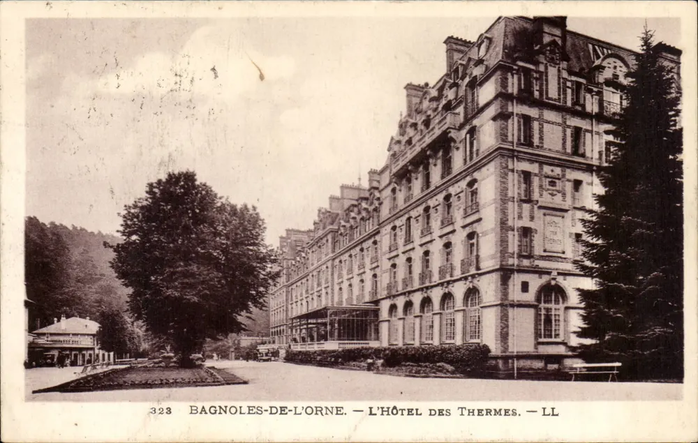 Bagnoles-de-l'Orne — Das Thermalhotel — LL - Vorderseite