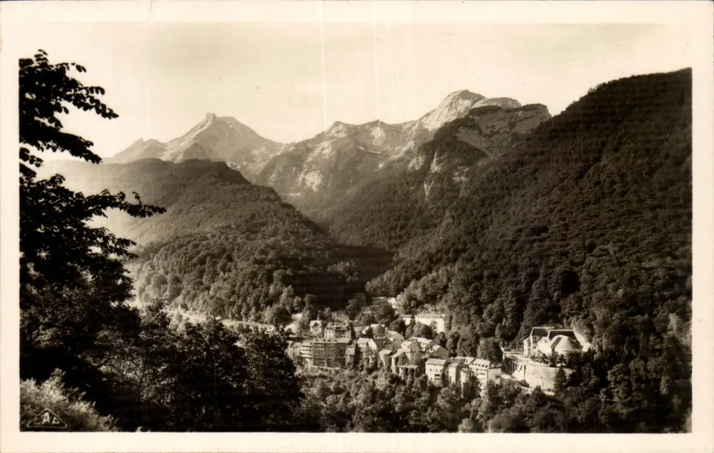 Eaux-Bonnes — Allgemeine Ansicht und der Pic du Ger (2612 m) — Real-Photo, Paris - Vorderseite