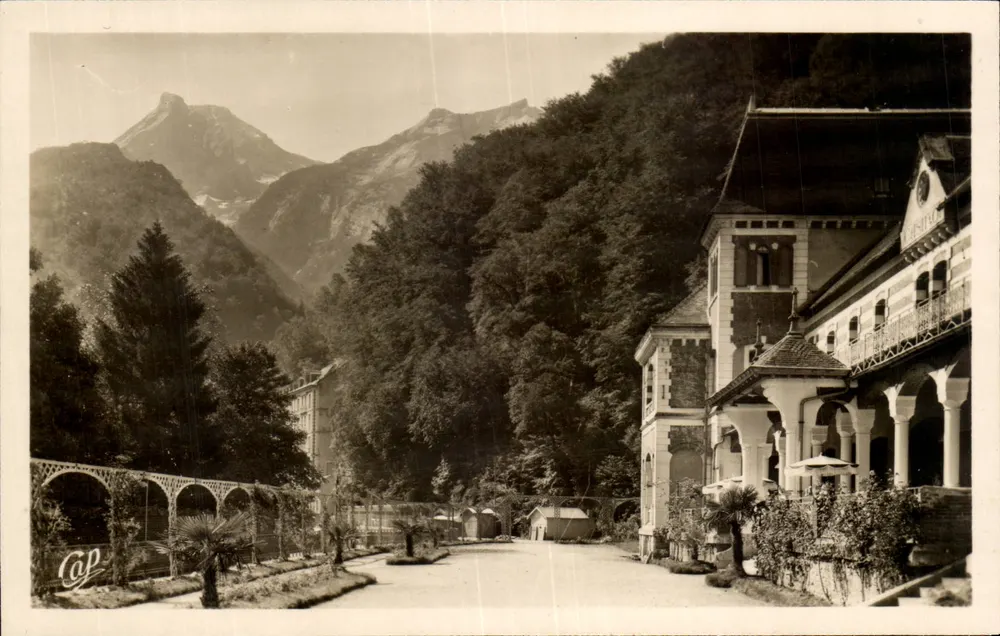 Eaux-Bonnes — La Piazzetta del Casinò e il Pic de Ger — C.A. Paris - Recto