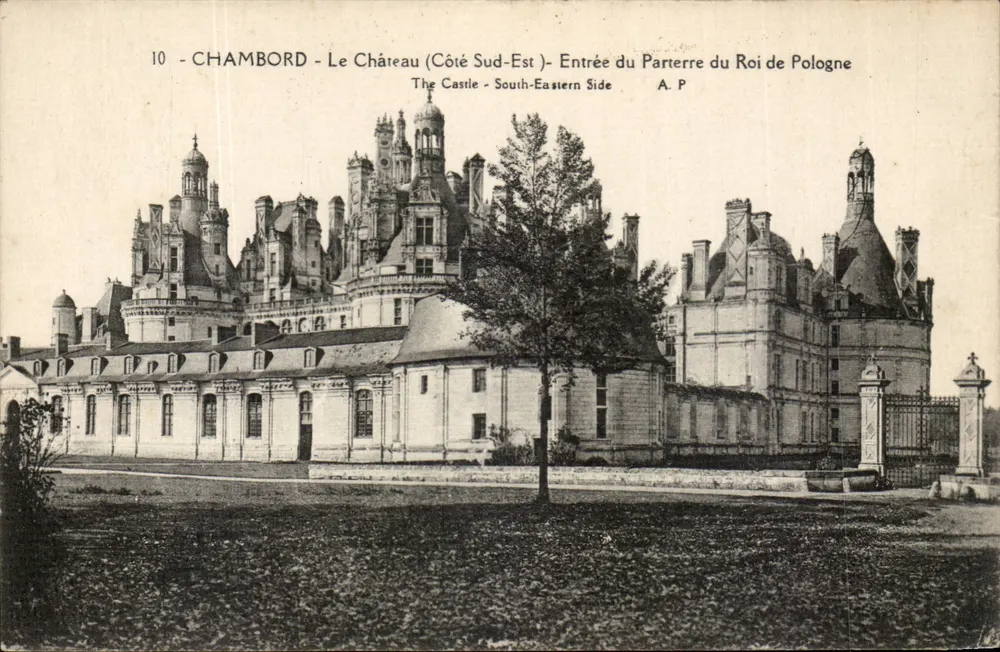 Chambord — Das Schloss (Südostseite) — Eingang zum Parterre des Königs von Polen — A. P. - Vorderseite