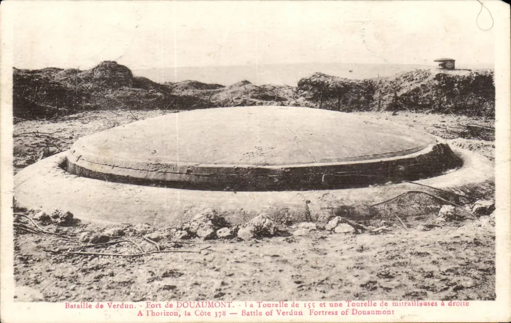 Schlacht bei Verdun — Fort Douaumont — 155-mm-Haubitze und Maschinengewehrturm rechts — Verlag nicht sichtbar - Vorderseite