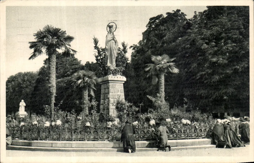Lourdes — La Vergine corona — Edizione Photo Quinquet, Lourdes (série 50) - Recto