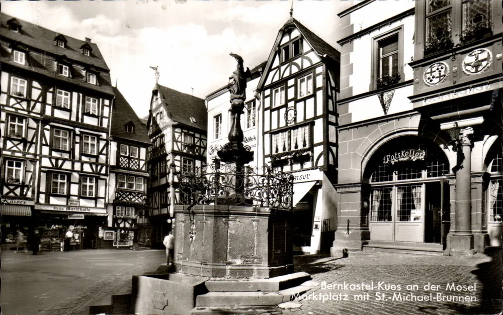Bernkastel-Kues an der Mosel — Markt mit dem St. Michael Brunnen — Cramer's - Vorderseite