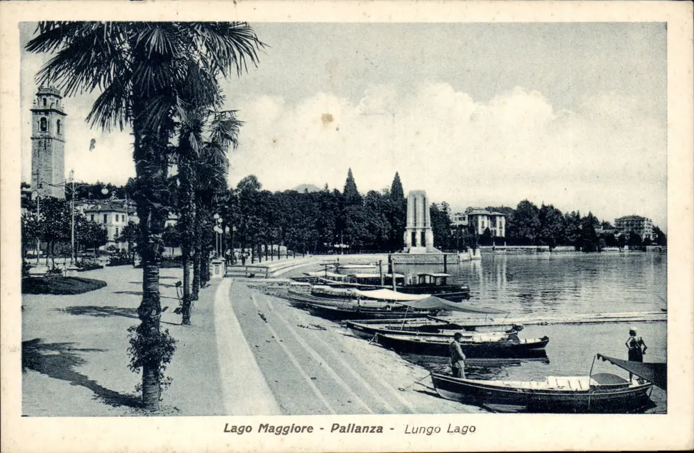 Lago Maggiore - Pallanza - Entlang des Sees — Fotografie der Promenade am See mit Booten und einem Denkmal - Vorderseite