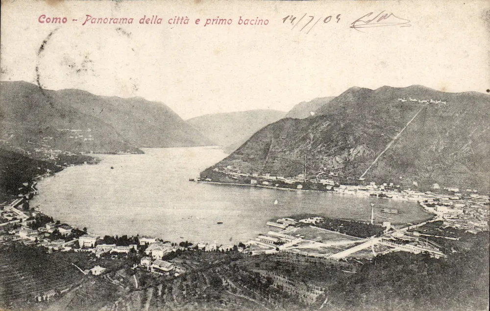 Como — Panorama der Stadt und erster See — Ansichtskarte - Vorderseite