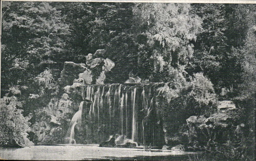 Cascada en un entorno boscoso — editor A LA BOTTE PARISIENNE, 13 rue Vavin, París - Anverso