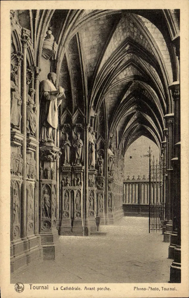 Tournai — Die Kathedrale. Vordertreppe — Phono-Photo, Tournai - Vorderseite