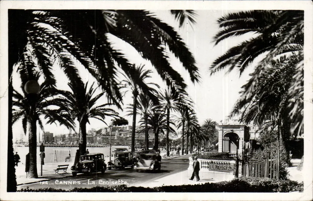 Cannes - A Croisette — vista da entrada do Grand Hôtel com palmeiras e carros da época — Éditions de Cimiez, n°126 - Frente
