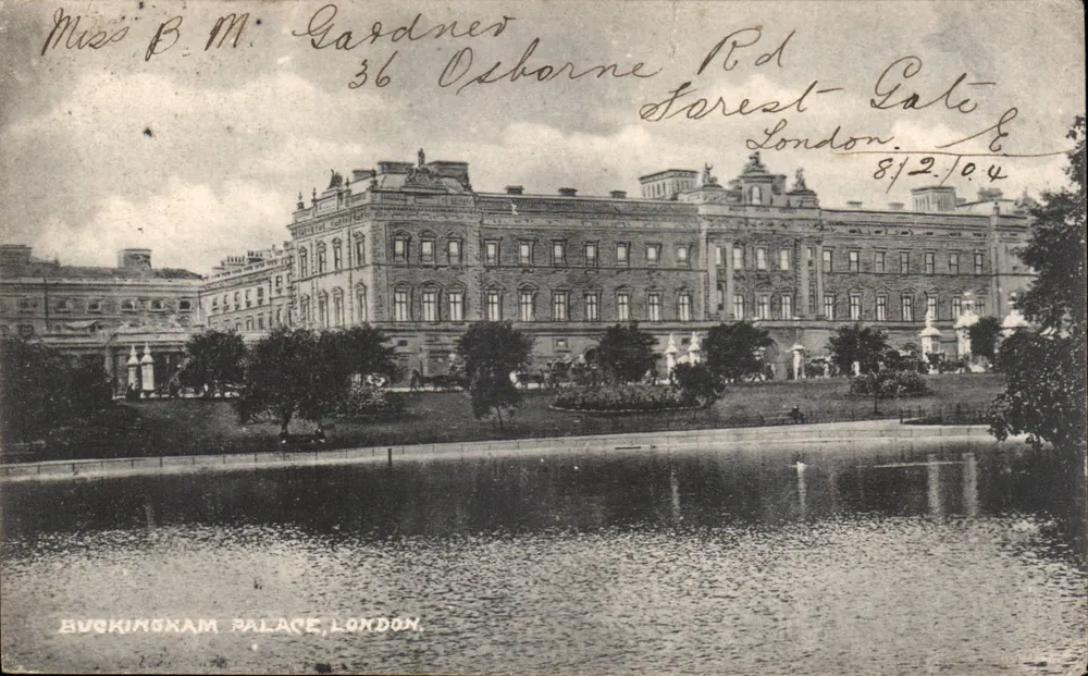 Buckingham Palace, London — Ansicht des Gartens und des Sees — gedruckte Karte - Vorderseite