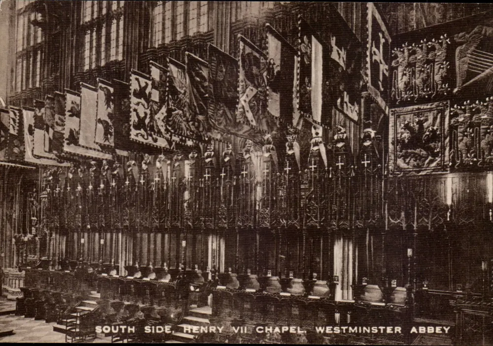 South Side, Kapelle von Heinrich VII, Westminster Abbey — Innenansicht mit Fahnen und Bänken — gedruckte Ansichtskarte aus Großbritannien - Vorderseite