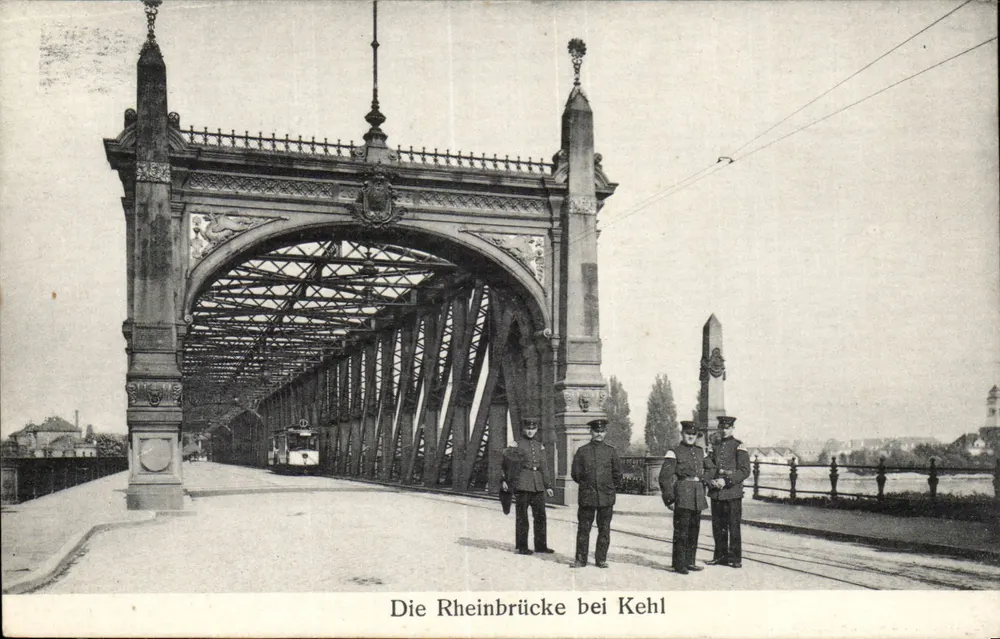 Rhénanbrücke bei Kehl — Ansicht der Brücke mit Straßenbahnen und Soldaten — Verlag nicht sichtbar - Vorderseite