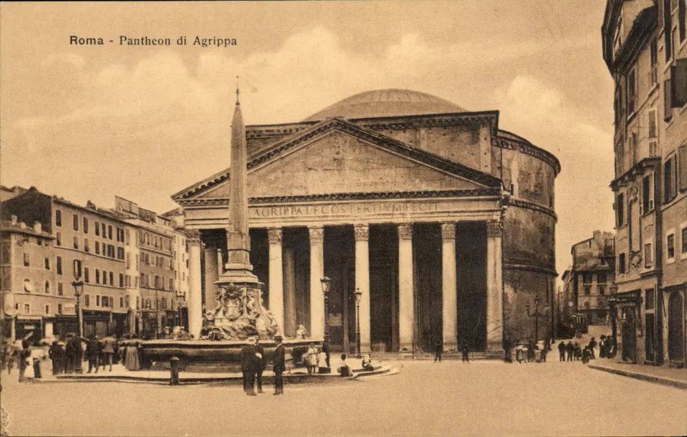 Rom — Pantheon von Agrippa — Blick auf das Tempel mit Obelisk und Inschrift AGrippaLFCOSTERTIVMBEGIT - Vorderseite