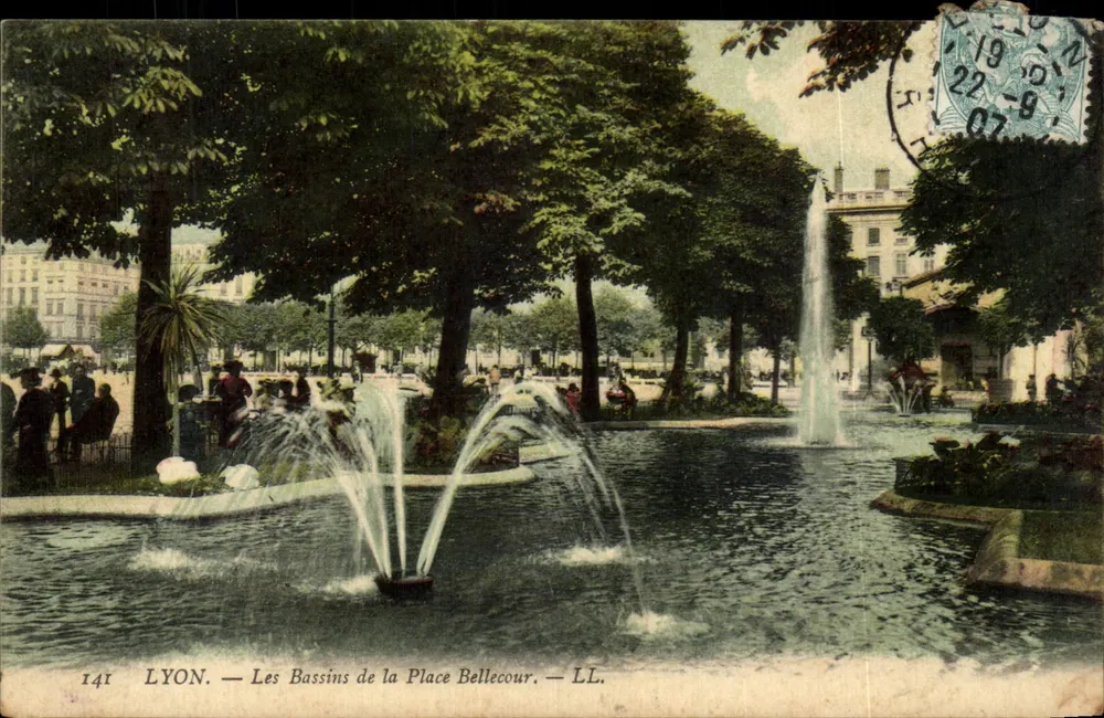 LYON — Die Bassins der Place Bellecour — LL. - Vorderseite