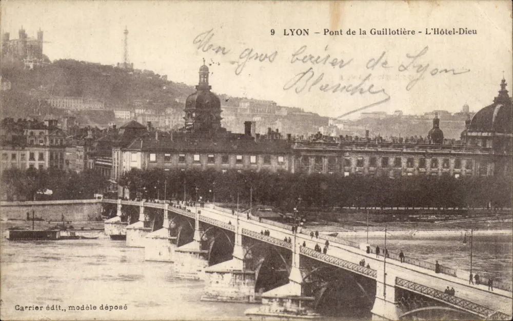 LYON – Brücke Guillotière – Das Hôtel-Dieu — Verlag Carrier, angemeldetes Modell - Vorderseite