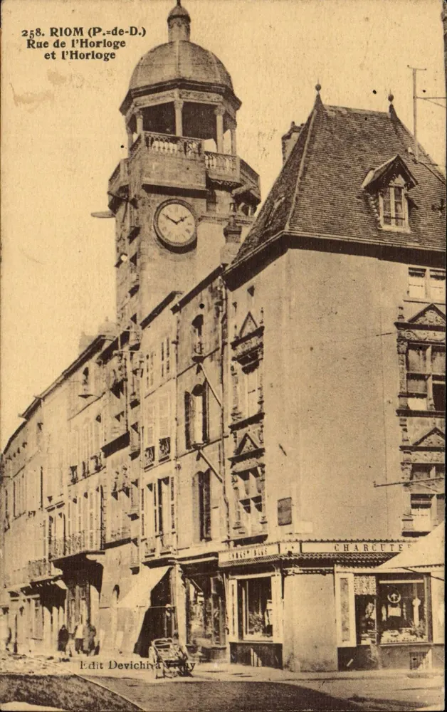 Riom (P.-de-D.) — Rue de l'Horloge und die Uhr — Edit Devichiva - Vorderseite