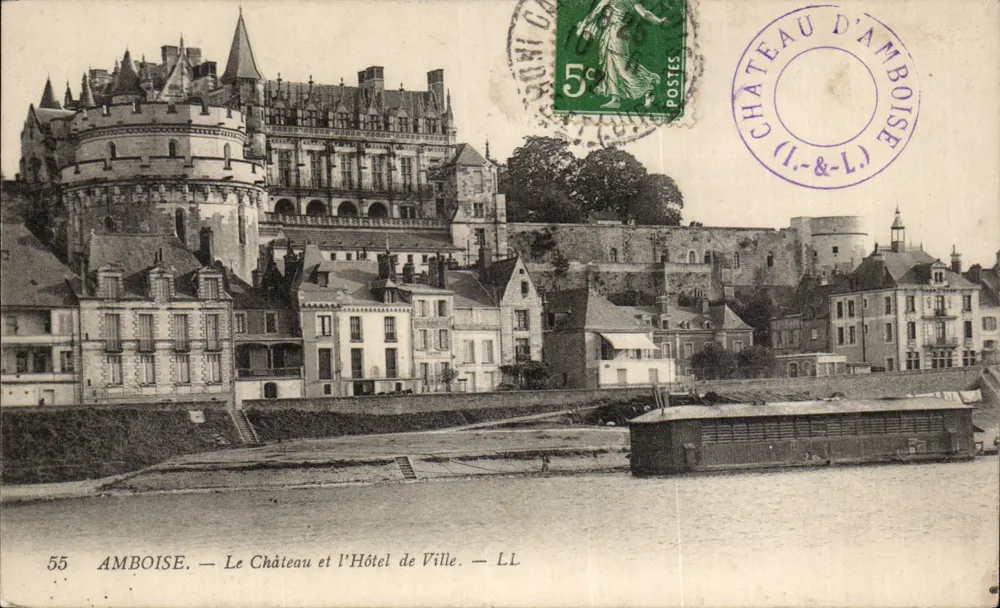 Amboise — Le Château et l'Hôtel de Ville — LL - Recto