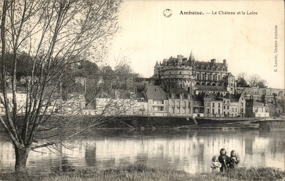 Amboise — O Castelo e a Loire — G. Louvre, livreiro Amboise - Frente