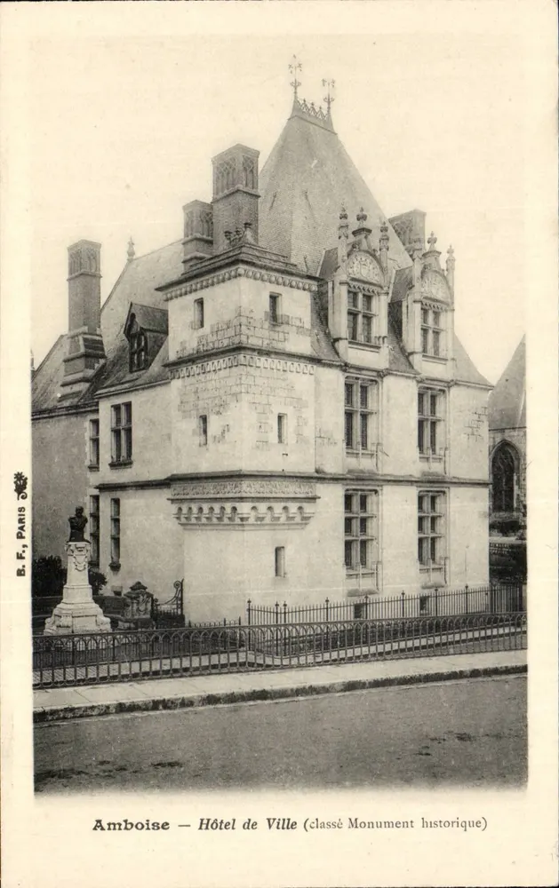 Amboise — Hotel de Ville (classificado como Monumento Histórico) — B.F. Paris - Frente