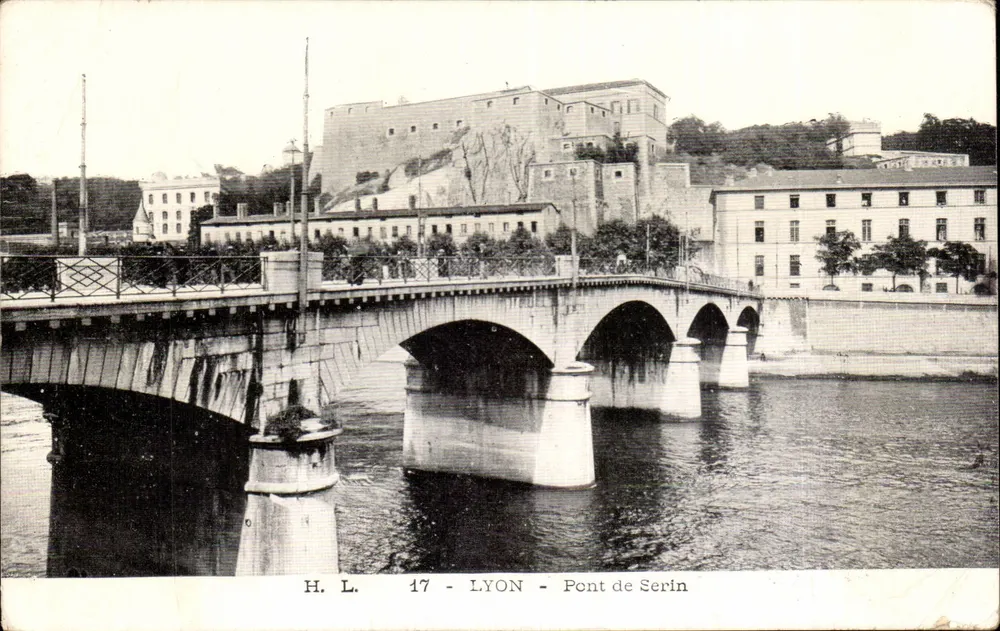 LYON - Ponte de Serin — vista do ponte e do castelo sobre o rio — H. L. 17 - Frente