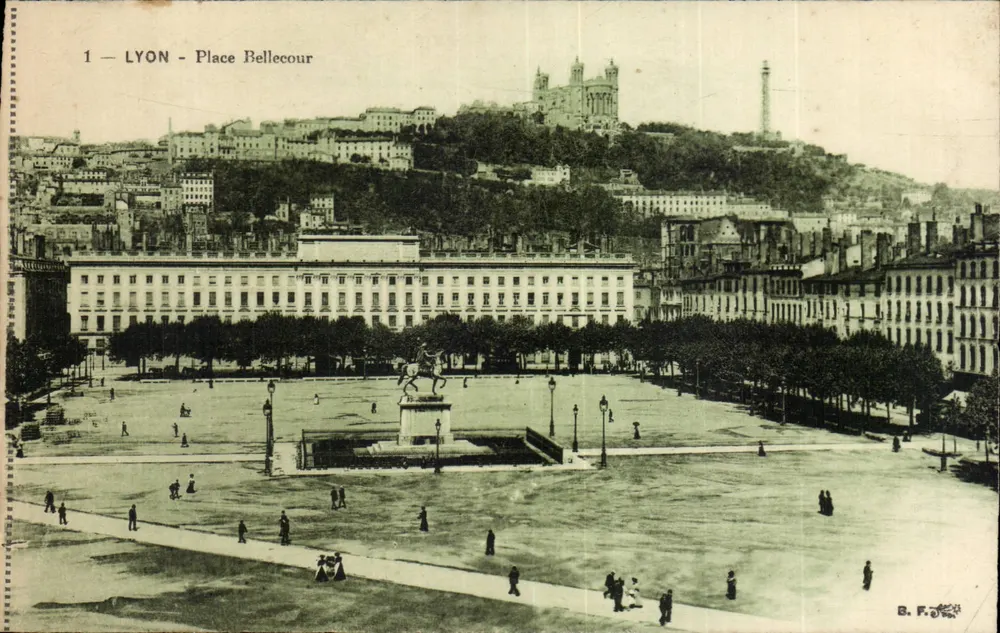 LYON - Place Bellecour — vista panorâmica com editor B. F. — n°1 - Frente