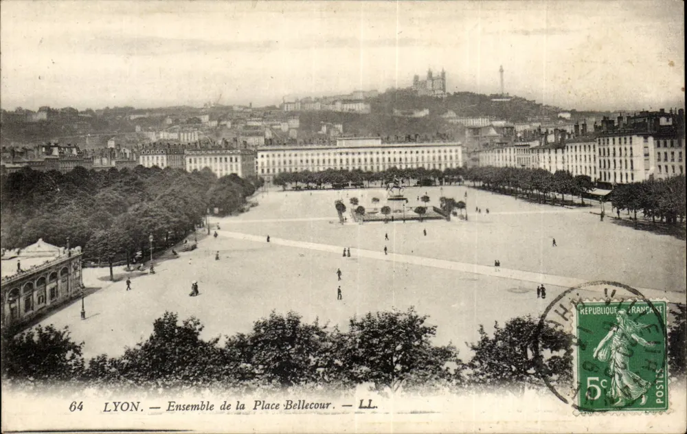 LYON — Conjunto da Praça Bellecour — LL. n°64 - Frente