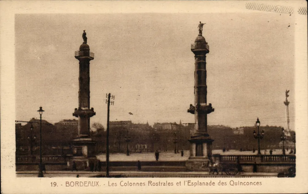 Bordeaux - Les Colonnes Rostrales et l'Esplanade des Quinconces - Recto