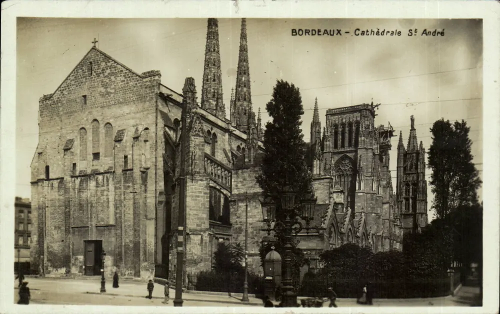 Bordeaux - Catedral de São André — vista da fachada e das torres - Frente