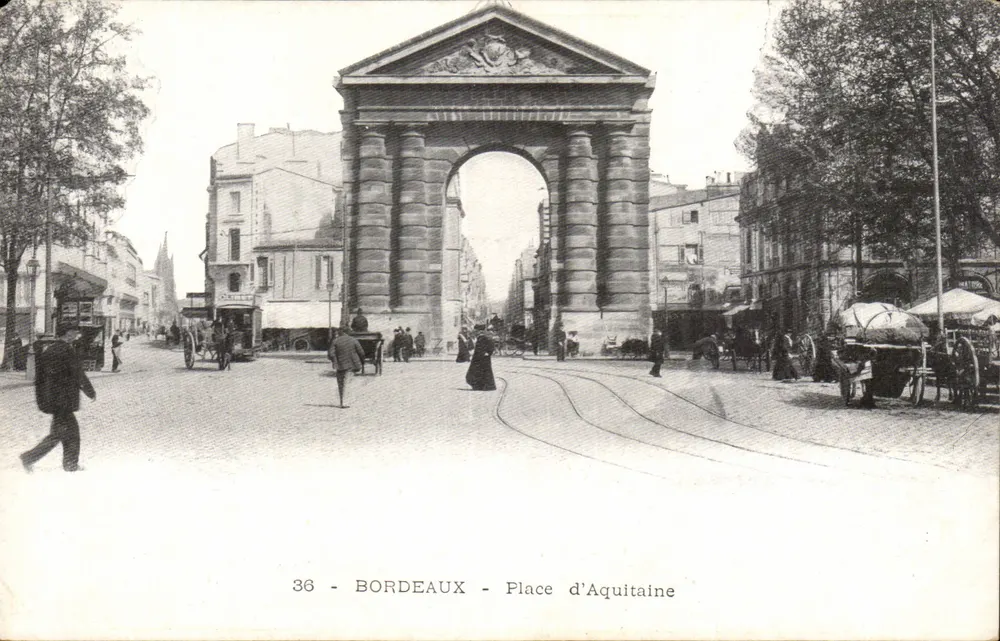 Bordeaux - Place d'Aquitaine — Arco do Triunfo com trams e pedestres — editor não identificado, n° 36 - Frente