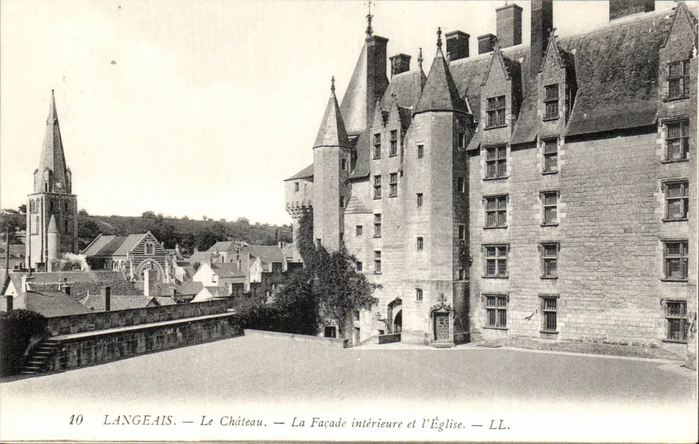 Langeais — Le Château. La Façade intérieure et l'Église — LL. - Recto