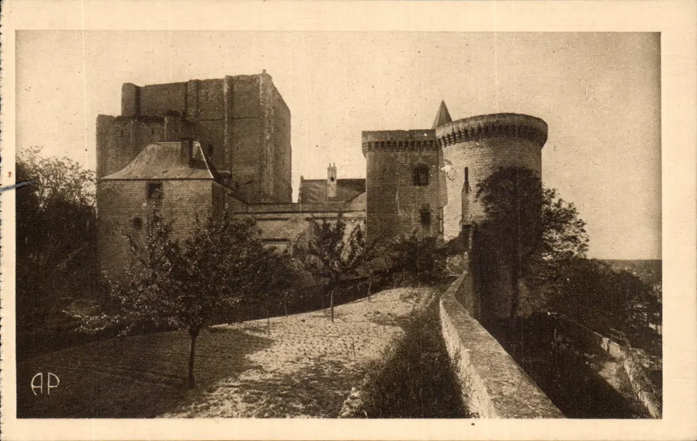 Loches (Loir-et-Cher) — Der Bergfried, der Eingang und der Hof von Louis XI — E. Papeghin, Paris-Tours - Vorderseite