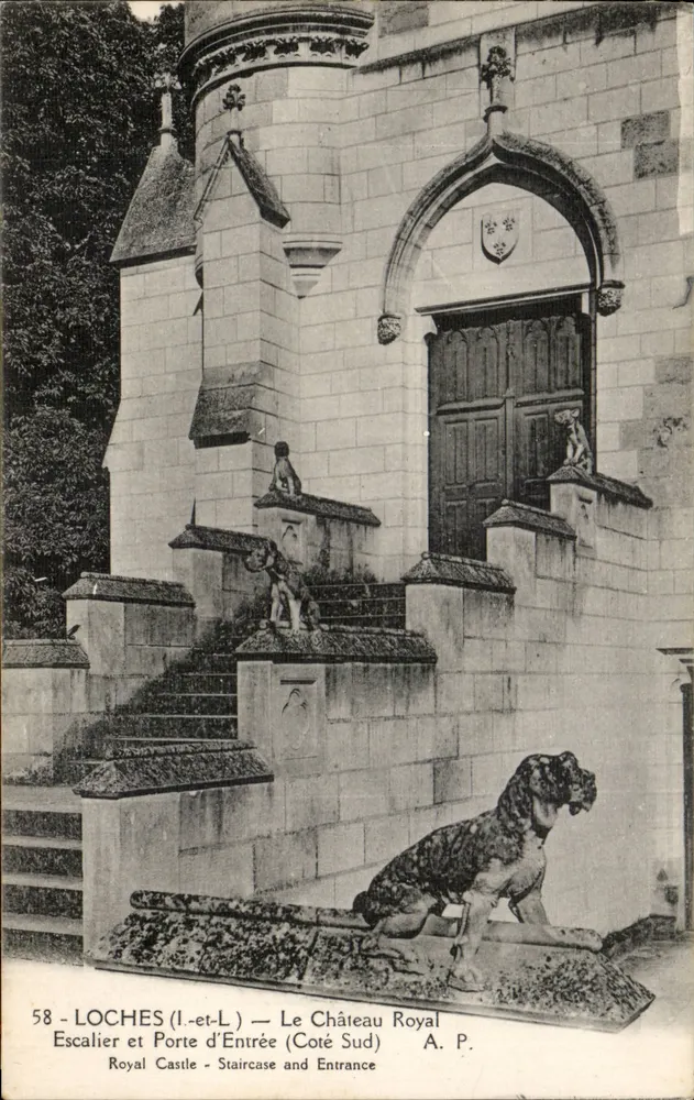 Loches (Loire-et-Loire) — Le Château Royal, escalier et porte d'entrée (côté sud) — A. P. - Recto
