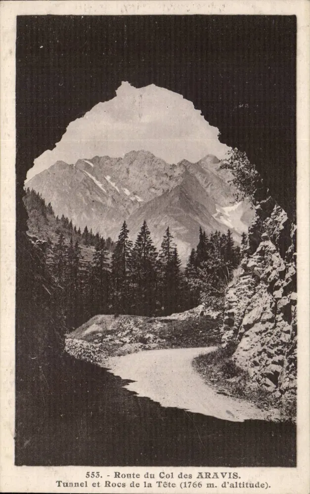 Tunnel und Felsen der Spitze - Route des Col des Aravis (1766 m Höhe) — L. Morand, Foto-Verlag - Megève (Haute-Savoie) — Nr. 553 - Vorderseite