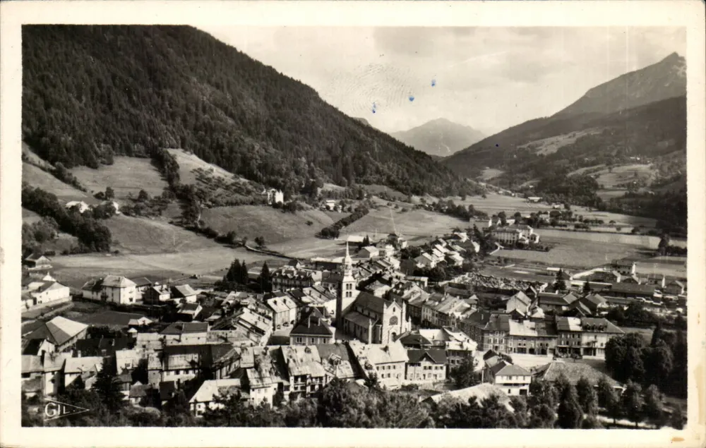 Thônes (Haute-Savoie) — Vue générale et Vallée des Esseyrieux — Éditeur Gil, n° 2159 - Recto