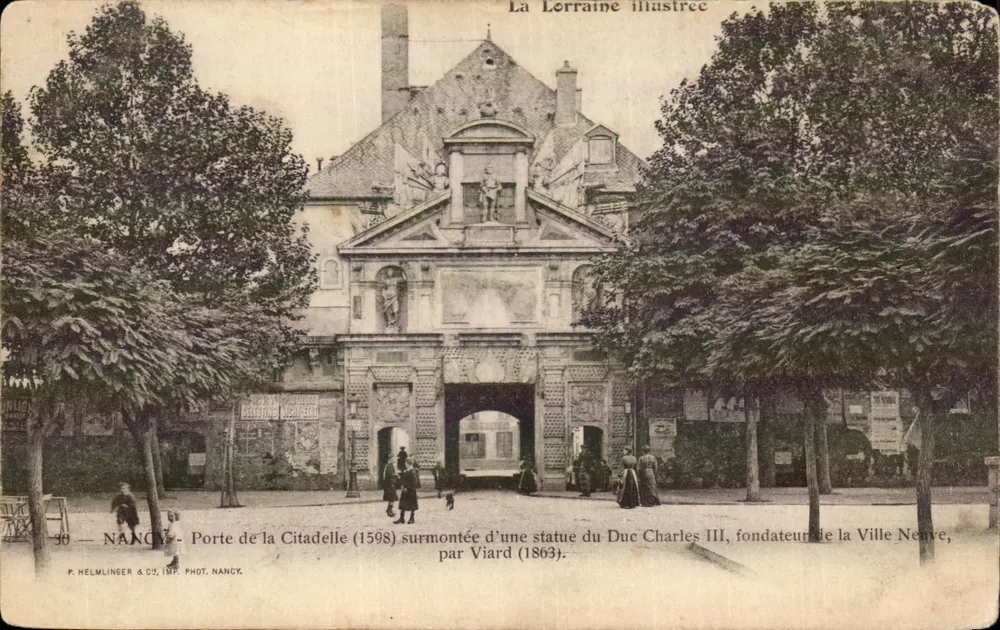 Nancy — Porte de la Citadelle (1598) surmontée d'une statue du Duc Charles III, fondateur de la Ville Neuve, par Viard (1863) — La Lorraine illustrée, P. Helmlinger & Cie, Imp. Phot. Nancy - Recto