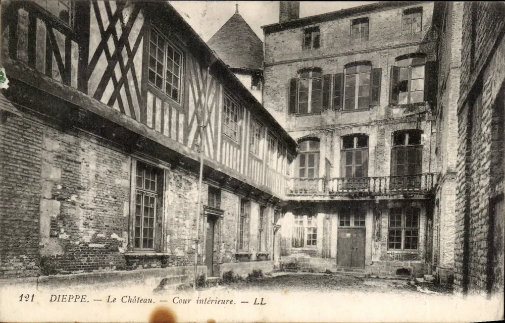 Dieppe — O Castelo — Pátio interno — LL - Frente