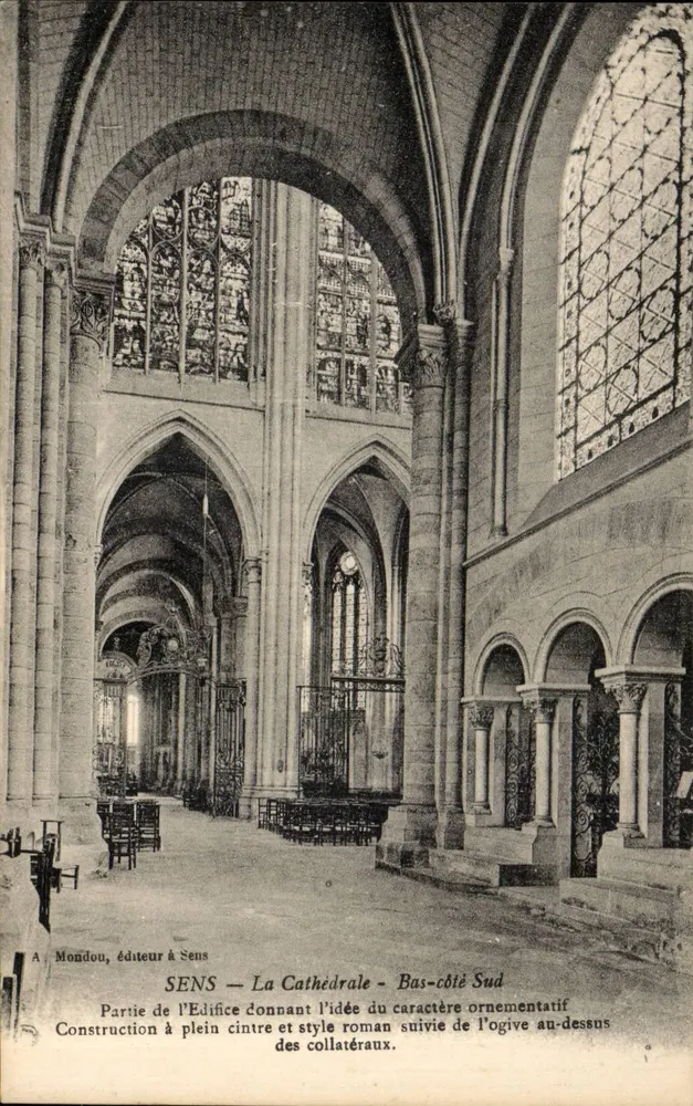 Sens — A Catedral — Lateral Sul — A Mondou, editor em Sens - Frente