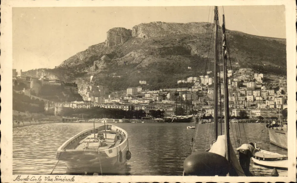Monte Carlo Vista Geral — vista panorâmica do porto e da montanha em segundo plano — Foto R. Droz, Quat Laurenti, Menton - Frente