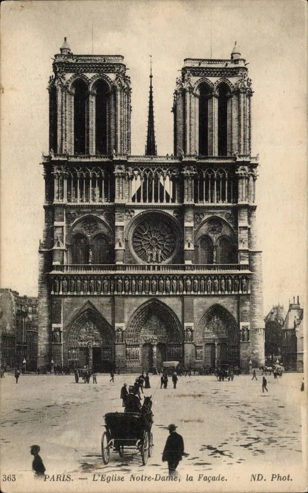 PARIS — A Igreja de Nossa Senhora, a Facha — ND. Phot. - Frente