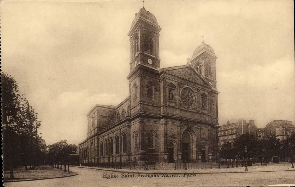 Igreja de São Francisco Xavier, Paris — vista da fachada com sino e roseira — editor não identificado - Frente