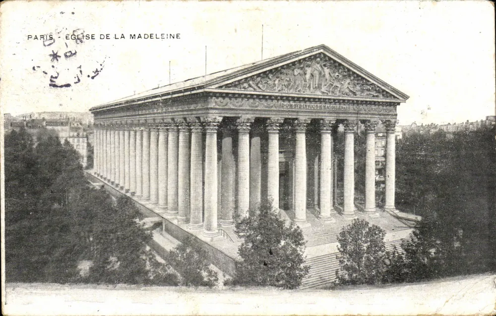 Parigi - Chiesa della Madeleine — vista dell'edificio con iscrizione 'IDOR SYBINTVOS MAGGILENAD' — editore sconosciuto - Recto