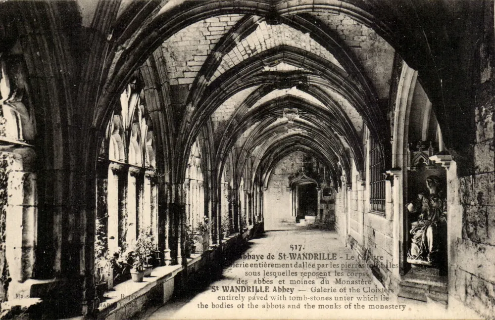 Abadia de St-WANDRILLE — Galeria dos Claustros — Tumbas dos abades e monges - Frente