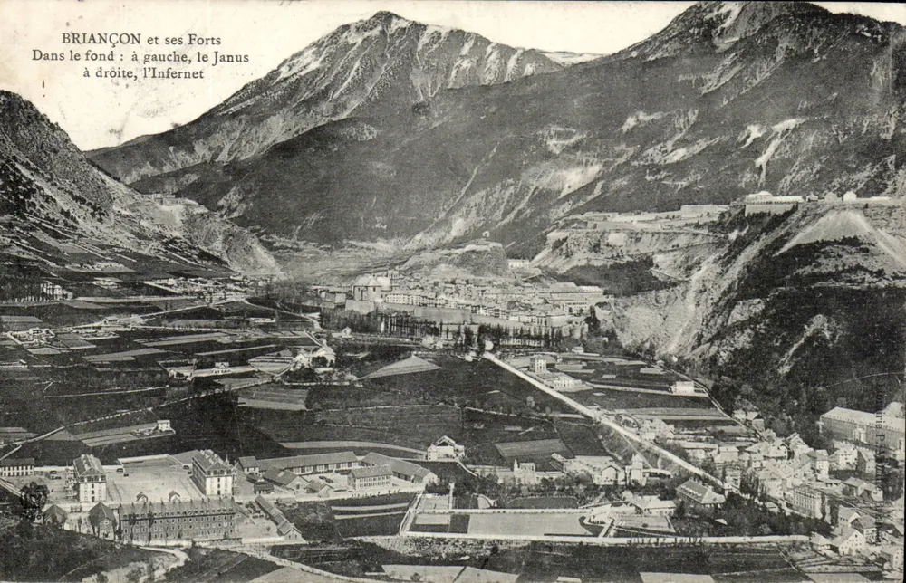 Briançon und seine Festungen — Panoramablick mit Janus links und Infernet rechts — unbekannter Verlag - Vorderseite