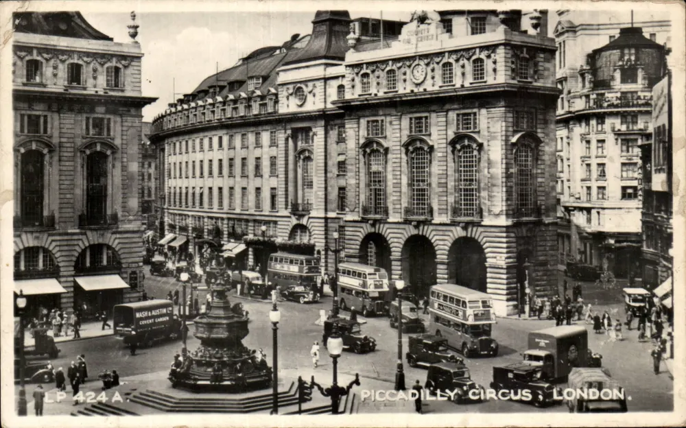 Piccadilly Circus, London — städtische Ansicht mit Brunnen und Bus — Lansdowne Publishing Co. Ltd. n° LP 424 A - Vorderseite