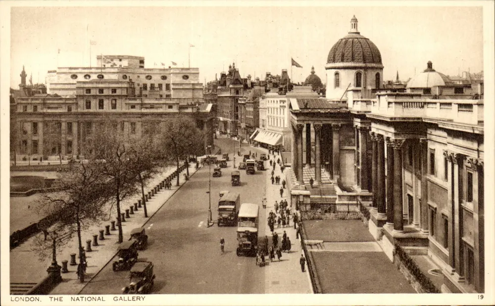 LONDON, THE NATIONAL GALLERY — Straßenszene mit Fahrzeugen und Fußgängern — Verlag Photocrom Wells, Nr. 19 - Vorderseite