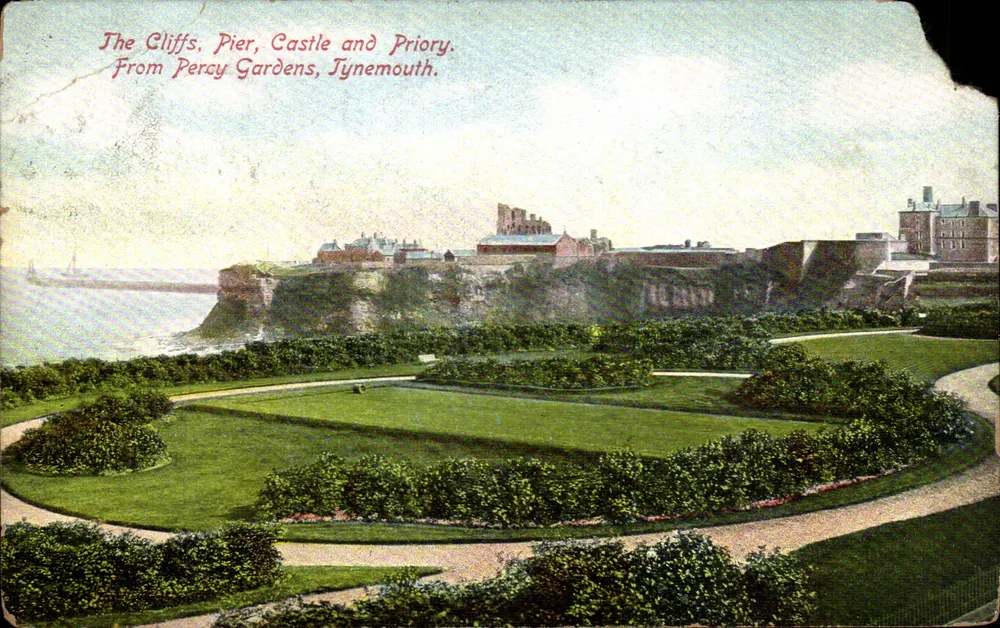 Die Klippen, der Leuchtturm, das Schloss und die Priorei — Ausblick von den Percy-Gärten — Tynemouth - Vorderseite