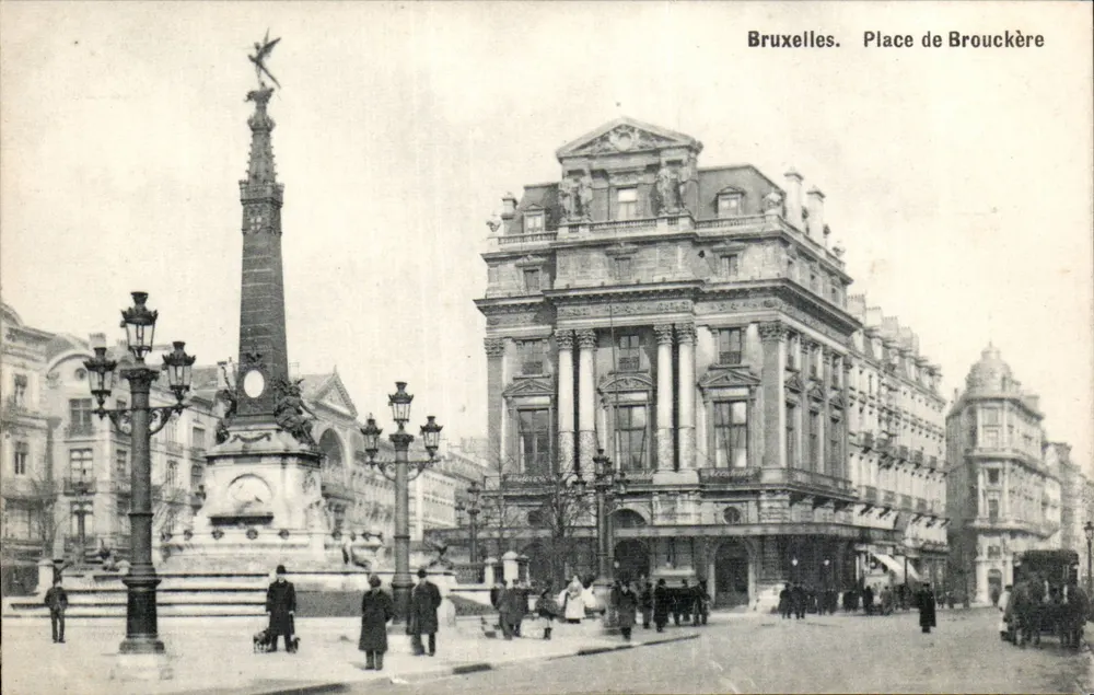 Bruxelas. Place de Brouckère — Monument aos Mortos com obélisco e estátua de anjo — editor não identificado - Frente