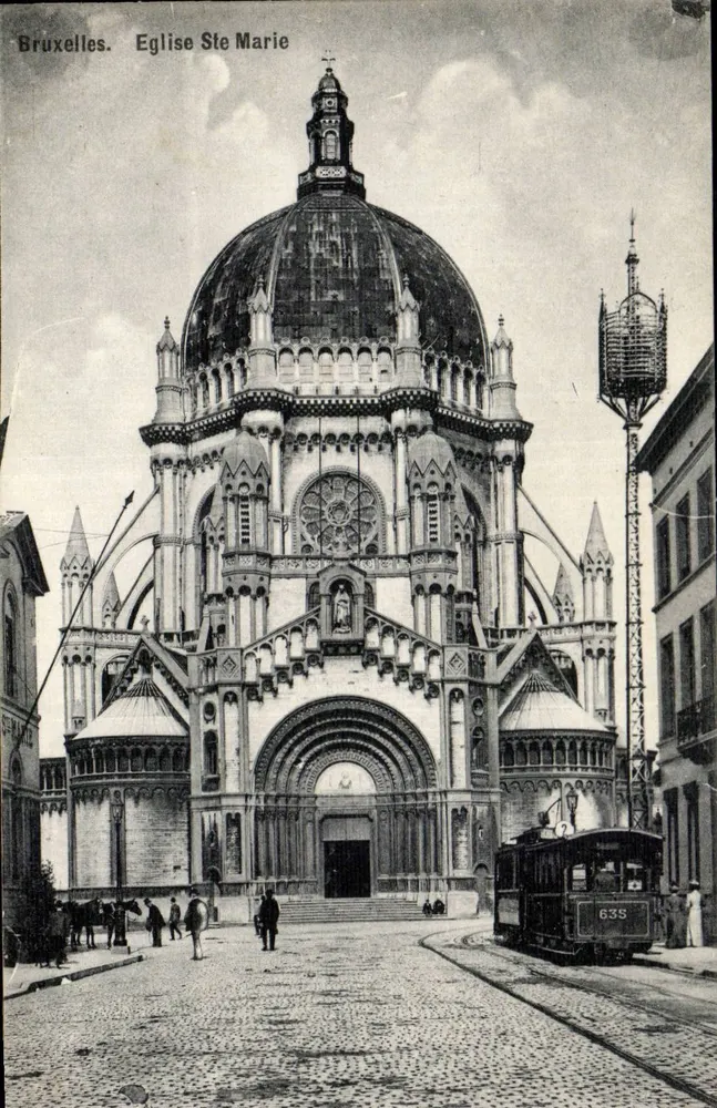 Bruxelas. Igreja de Santa Maria — vista da fachada com cúpula e trem n°638 — editor não visível - Frente